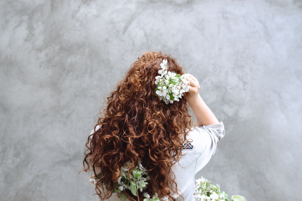Penteados para casamentos ao ar livre em cabelo cacheado