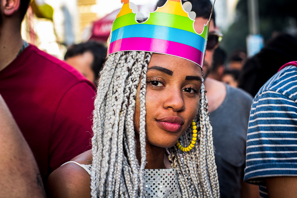 Cores e estilo: Penteados coloridos para festivais de música