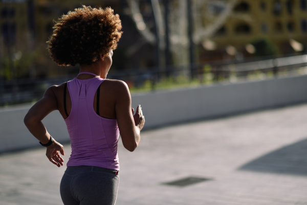 Elegância nos Esportes: Penteados para Atletas de Cachos